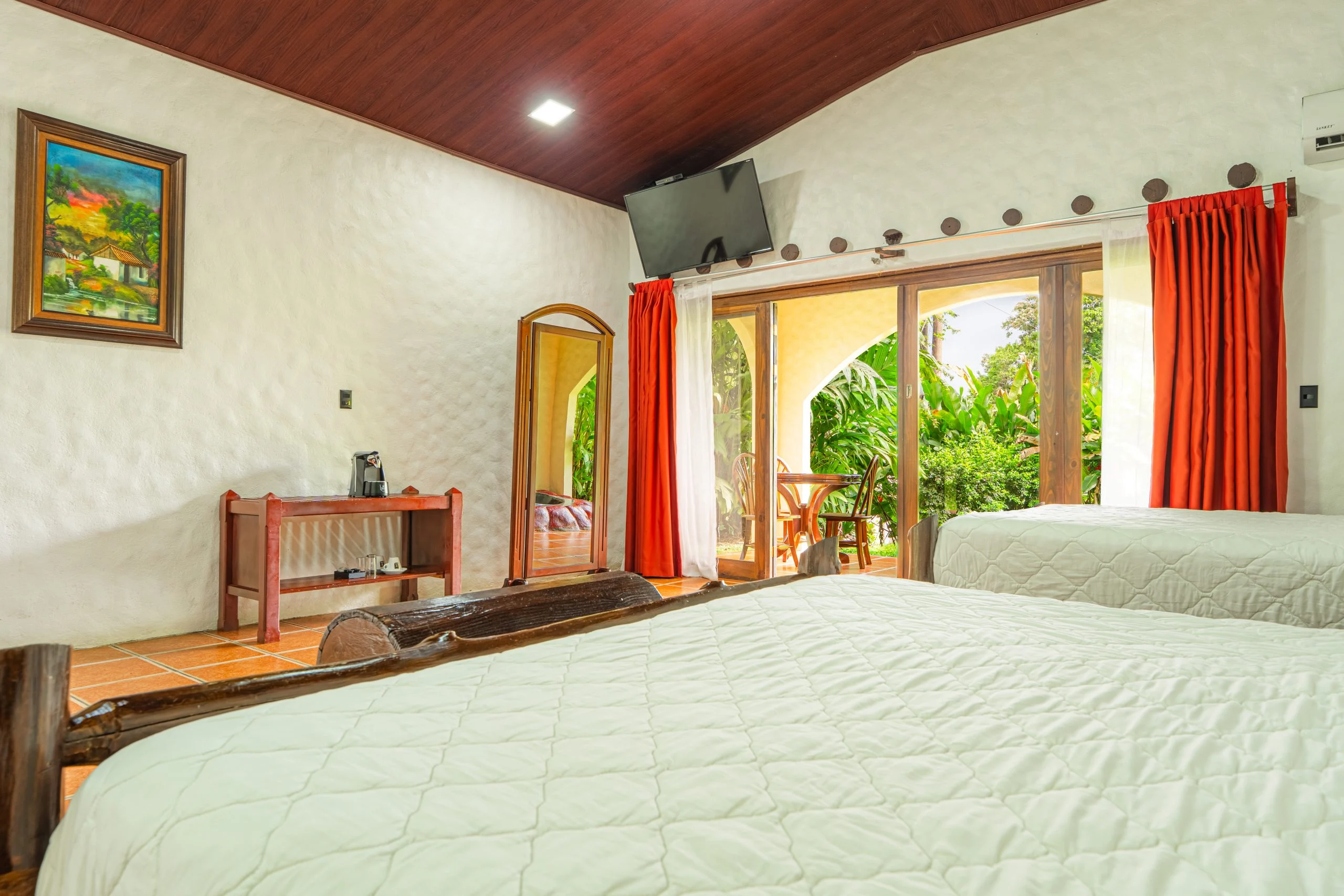 Bungalow Arenal bedroom and terrace