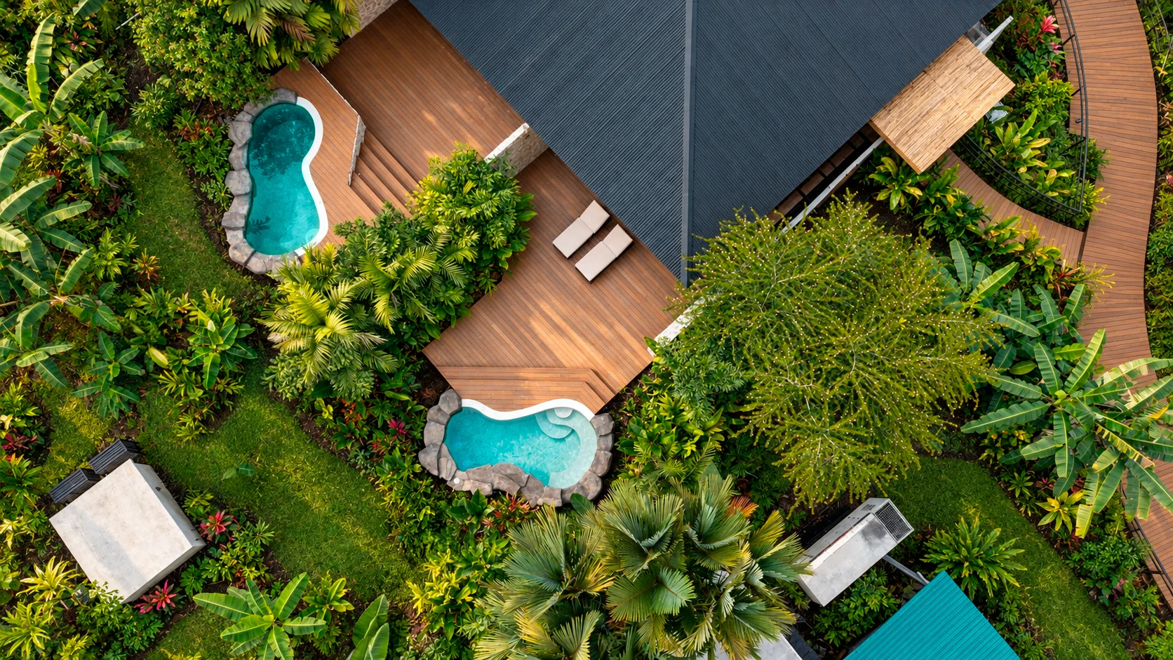 Vista aérea de las terrazas, piscinas y jardines del resort